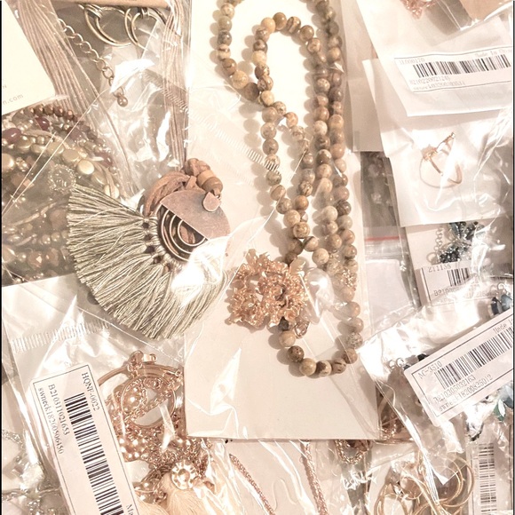 🌾MYSTERY SURPRISE 6 FOR $38 JEWELRY BUNDLE - Picture 12 of 16